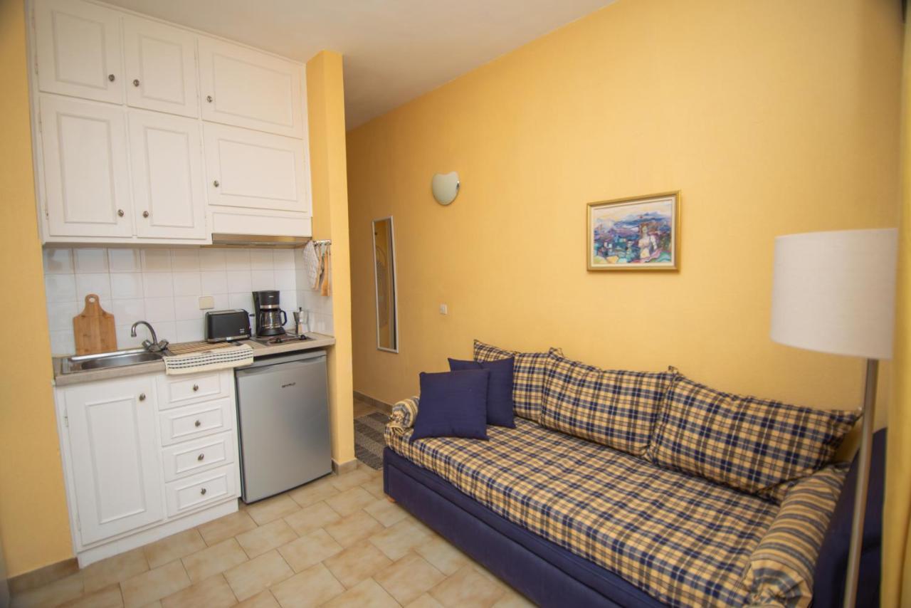 Alexandras On The Beach And Pool Apt Глифада Экстерьер фото